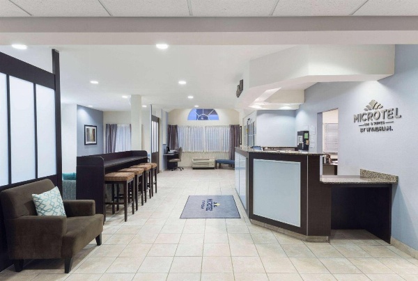 Microtel Inn and Suites Baton Rouge Airport image 2